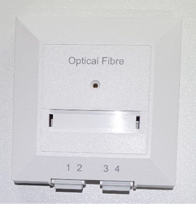 OTO 4/4 mit Pigtail's AP (ZT) bestückt mit 2 Duplex- Mittelstücken LC / APC