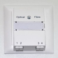 OTO 4/4 mit Pigtail's UP (ON) bestückt mit 2 Duplex- Mittelstücken LC / APC