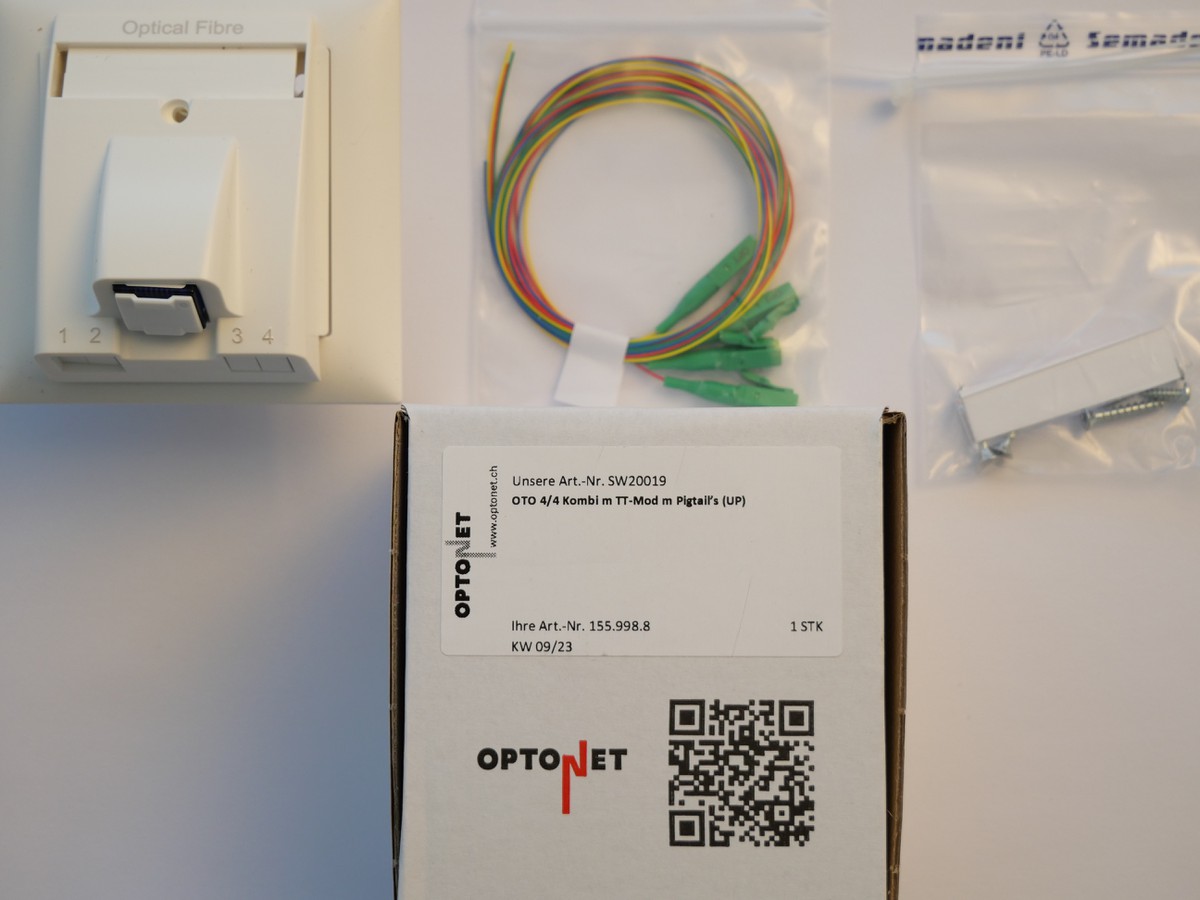 OTO 4/4 Kombi mit Pigtail (UP) bestückt mit 2 Duplex Mittelstücken LC/APC und TT Modul Opt
