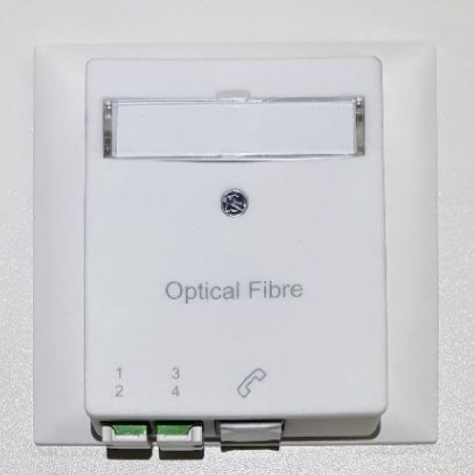 OTO 4/4 Kombi m TT-Mod m Pigtail's UP (RdM)
bestückt mit 2 Duplex- Mittelstücken LC / APC und CU TT Modul inklusive 4 Pigtails