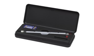 Laserpen mit 2.5mm Universaladapter plus FC Adapter Rotlicht mit der Wellenlänge 650nm konstant leuchtend oder pulsierend Distanzbereich bis zu 8km (Laser Class 3b) Inkl. 2 Stk. AAA  Batterie (>5h) und Tasche Inkl. Übergangsstück 2.5mm auf 1.25mm  Univ...