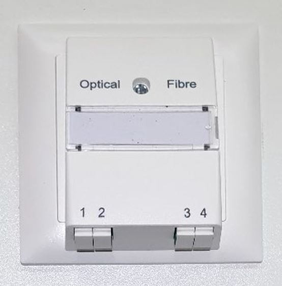 OTO 4/4 mit Pigtail's UP (ON) bestückt mit 2 Duplex- Mittelstücken LC / APC