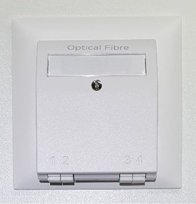 OTO 4/4 mit Pigtail's UP (ZT) bestückt mit 2 Duplex- Mittelstücken LC / APC